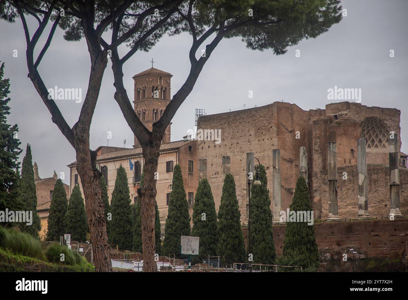 Regnerisches Wetter am Morgen, Sonnenaufgang in einer alten historischen Stadt. Wunderschöne Details und historische römische Gebäude der ewigen Stadt Rom, Italien Stockfoto