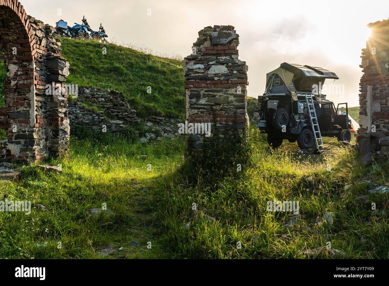 BMW GS und Landrover auf der Alta Via di Sale Stockfoto