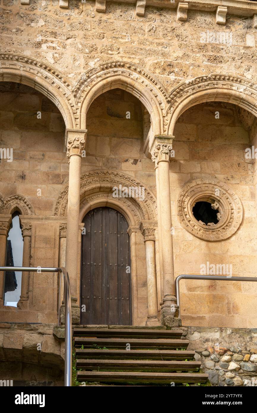 Kloster Santa María de Carracedo, Galerie „Mirador de la Reina“ mit drei Bögen, 10. Jahrhundert, Carracedo del Monasterio, Region El Bierzo, Castil Stockfoto