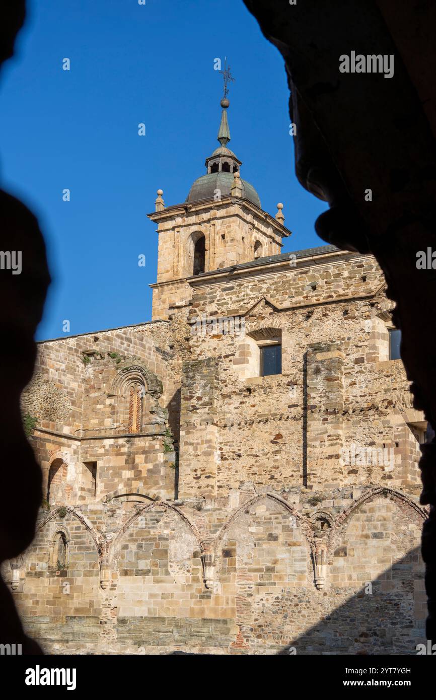 Kreuzgang und Pfarrei der Himmelfahrt, Kloster Santa María de Carracedo, 10. Jahrhundert, Carracedo del Monasterio, Region El Bierzo, Kastilien und Le Stockfoto