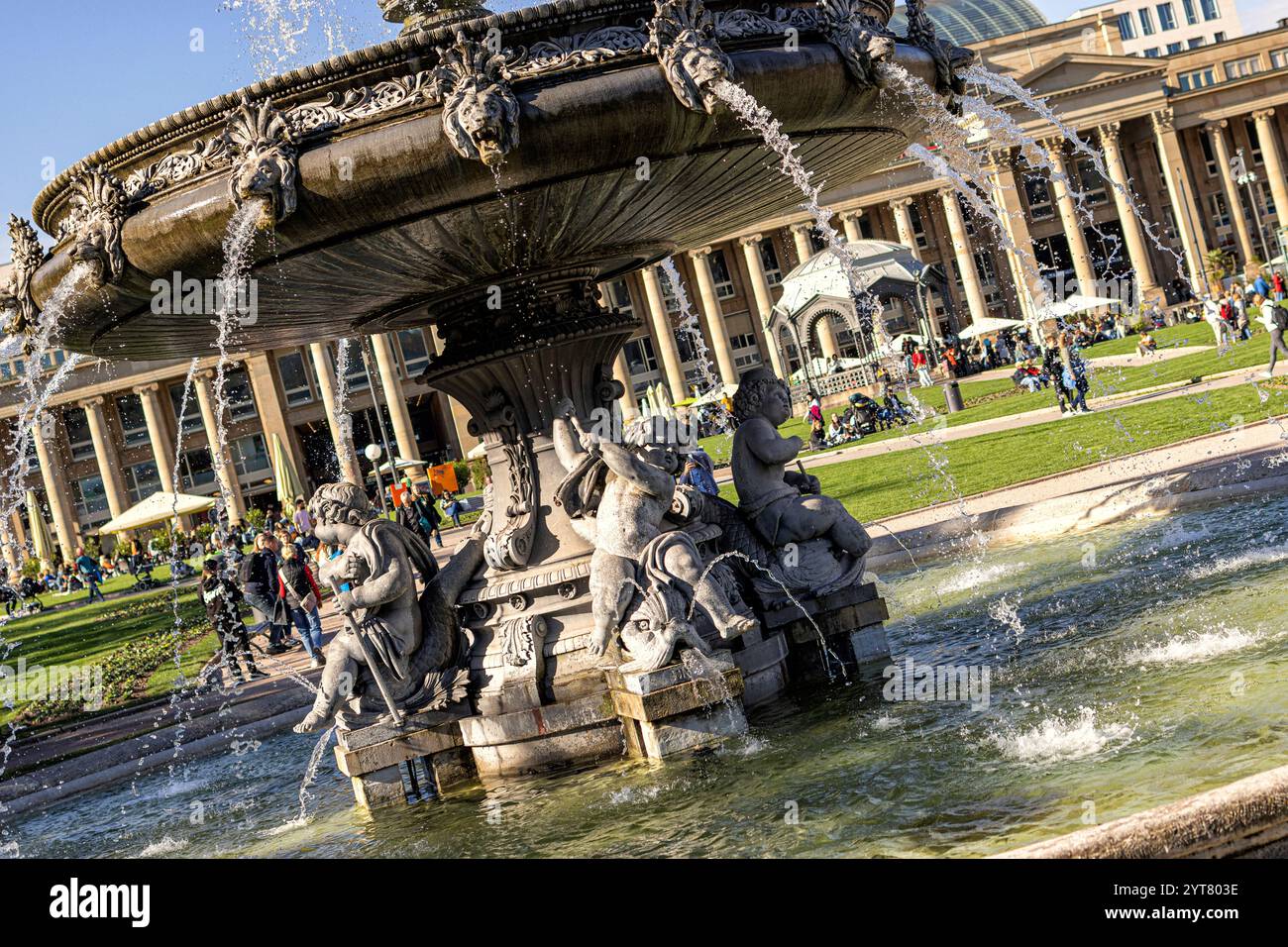 Schlossplatz im Herbst. Stuttgart, Baden-Württemberg, Deutschland. Stockfoto