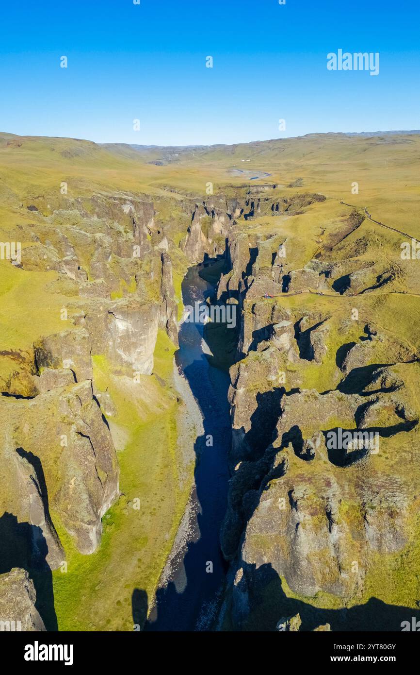 Luftaufnahme des Fjadrargljufur Canyon im Herbst, Kirkjubaejarklaustur, Sudurland (Südisland), Island, Nordeuropa. Stockfoto