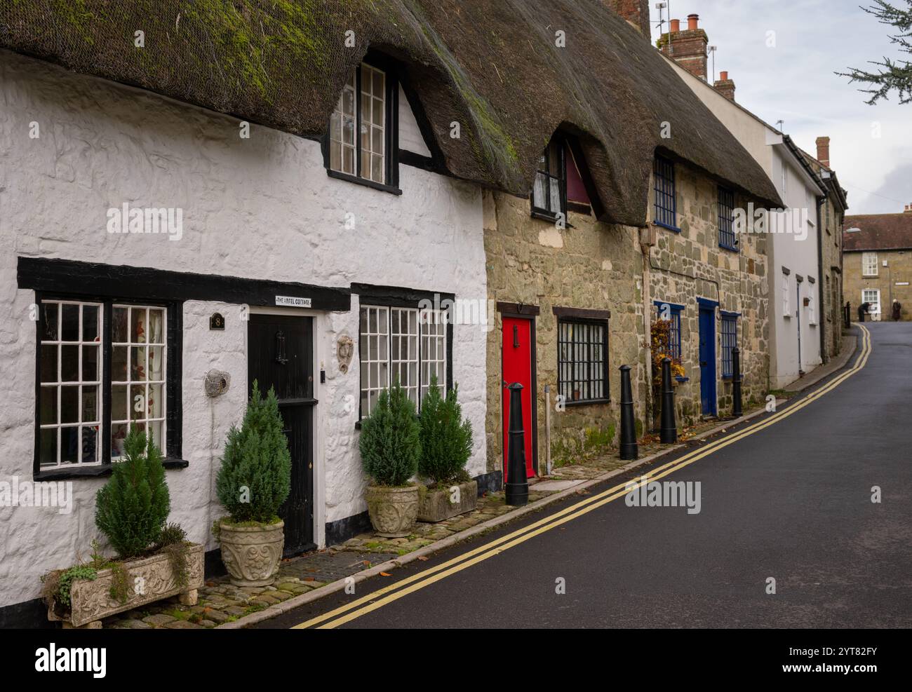 Shaftesbury, Dorset, Großbritannien: Alte Cottages mit Strohdach an der Angel Lane in Shaftesbury. Stockfoto