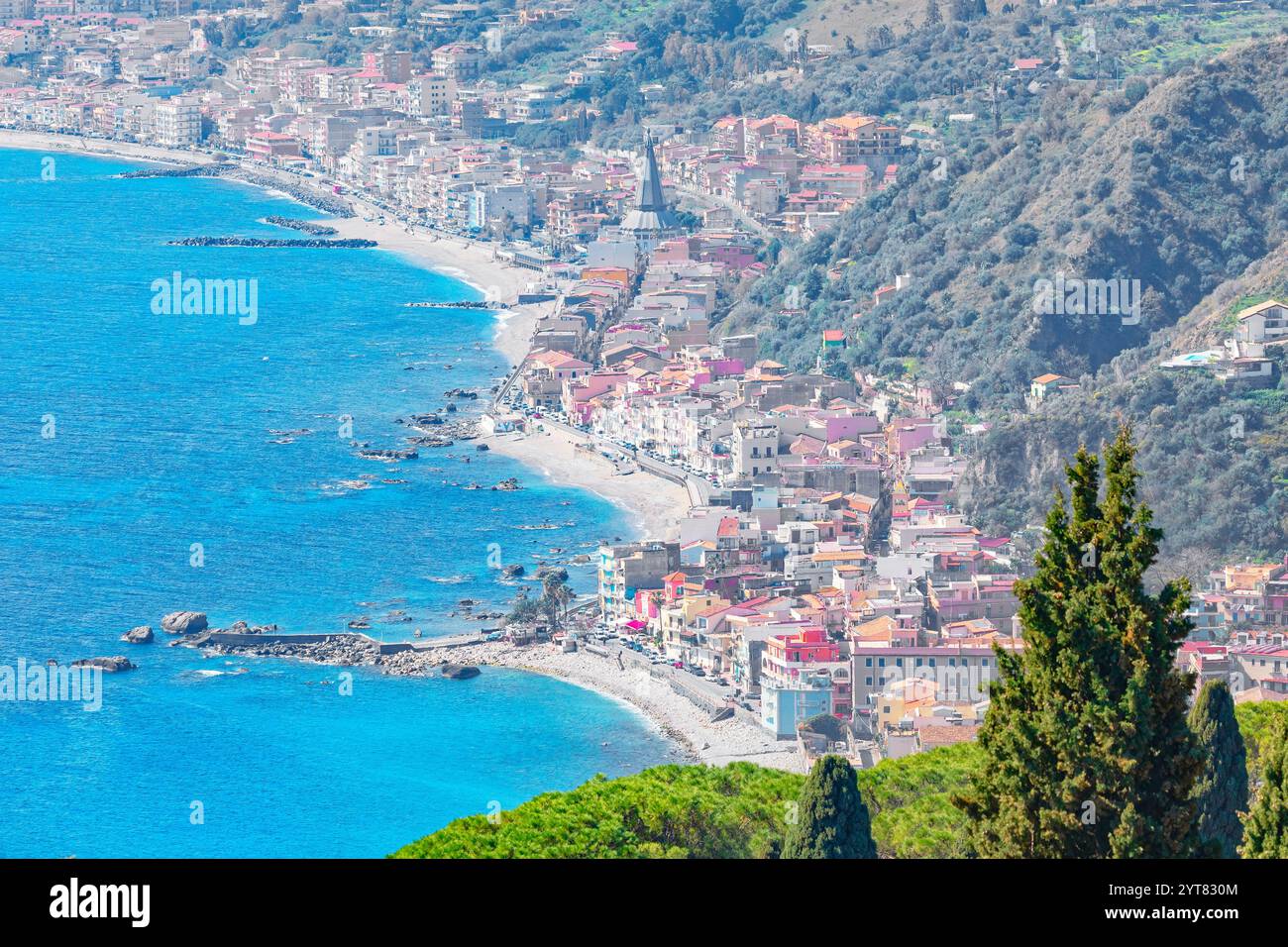 Blick auf die ionische Küste und Giardini di Naxos in der Ferne, Taormina, Sizilien, Italien Stockfoto