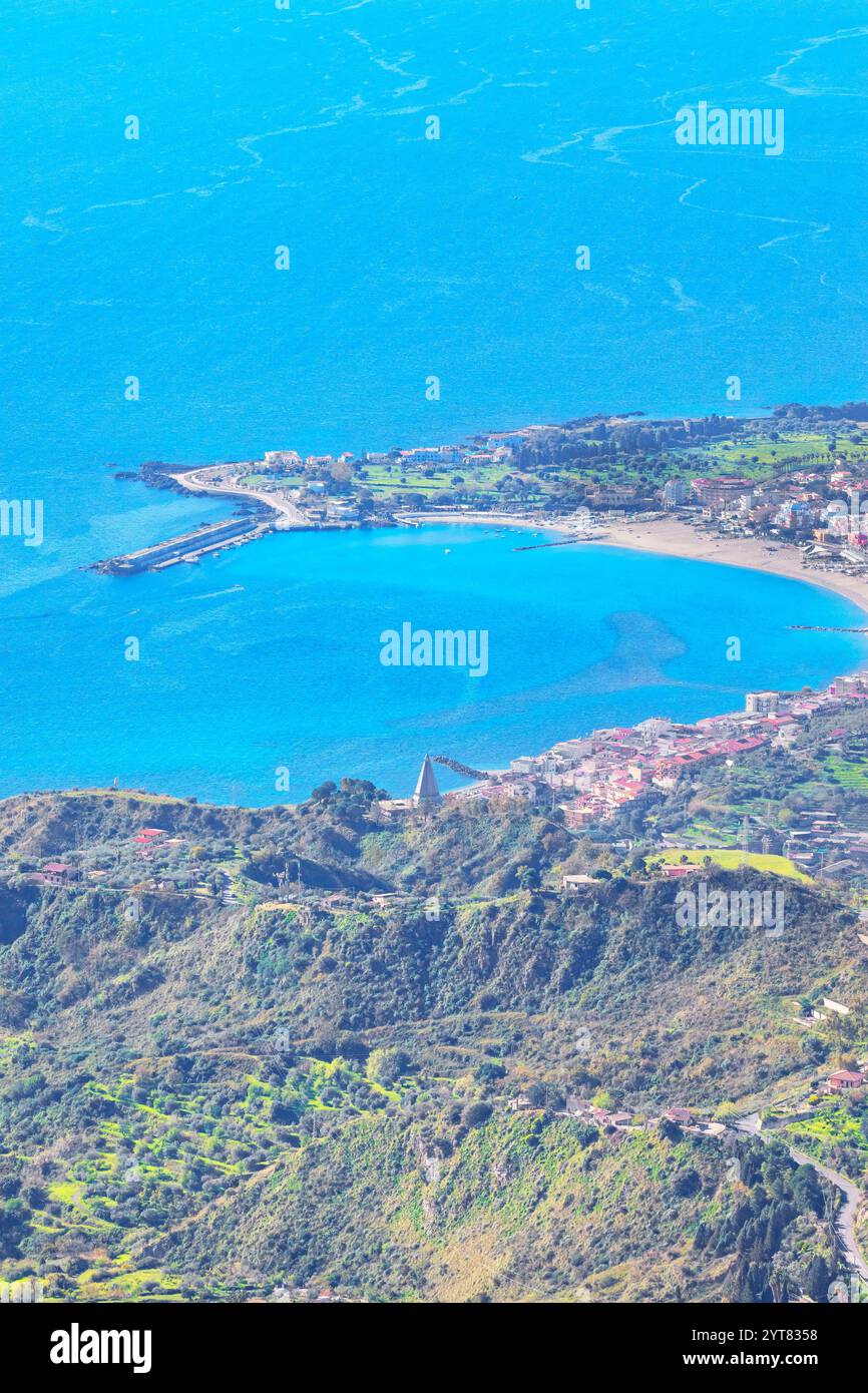 Blick von oben auf das Dorf Giardini di Naxos und die ionische Küste, Castelmola, Taormina, Sizilien, Italien Stockfoto