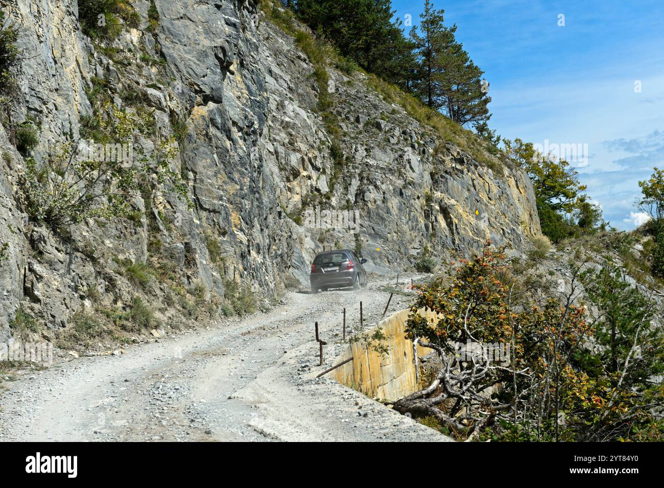 Auto auf der unbefestigten Bergstraße zwischen Ovronnaz und dem Weiler Chiboz im Wallis, Schweiz Stockfoto