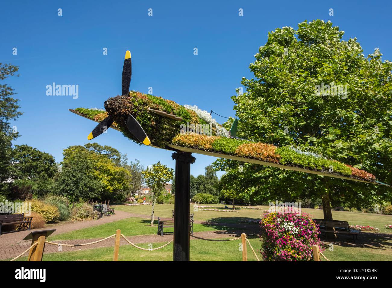 England, Kent, Ashford, Ashford Town Centre, farbenfrohe Blumenpräsentation von Spitfire im Flug Stockfoto