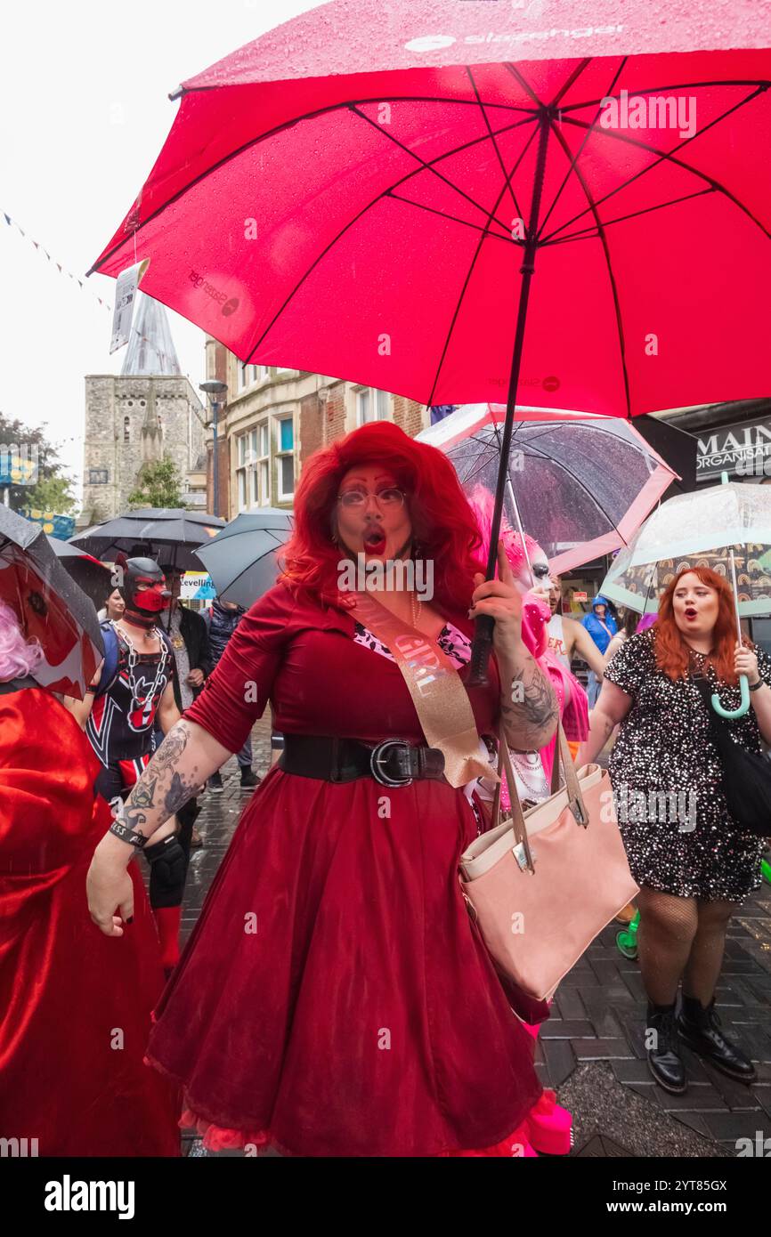 England, Kent, Dover, Dover Pride Parade, lustiges Bild von Drag Queen, die Regenschirm hält, in Pouring Rain Stockfoto England, Kent, Dover, Dover Pride Parade, lustiges Bild von Drag Queen, die Regenschirm hält, in Pouring Rain Stockfoto