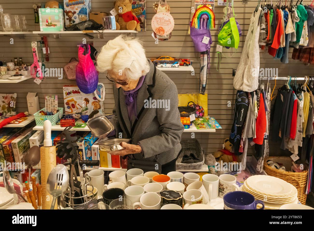 England, Kent, Dover, Straßenszene, gut gekleidete ältere Dame im Charity Shop Stockfoto