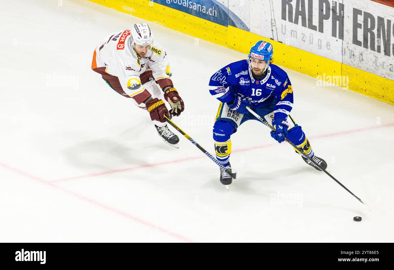 Kloten, Schweiz, 6. Dezember 2024: #16 Bernd Wolf (Kloten) verteidigt den Puck gegen #85 Marco Miranda (Genf). (Foto: Andreas Haas/dieBildmanufaktur) Credit: DieBildmanufaktur/Alamy Live News Stockfoto