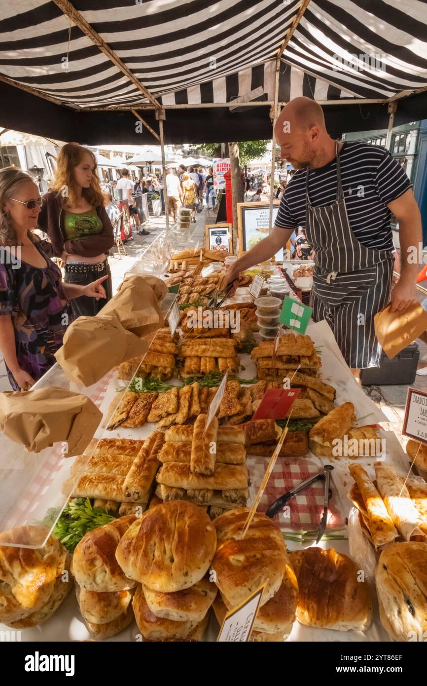 England, Kent, Tunbridge Wells, The Pantiles, Food Festival, Mann Verkauft Türkisches Essen Stockfoto