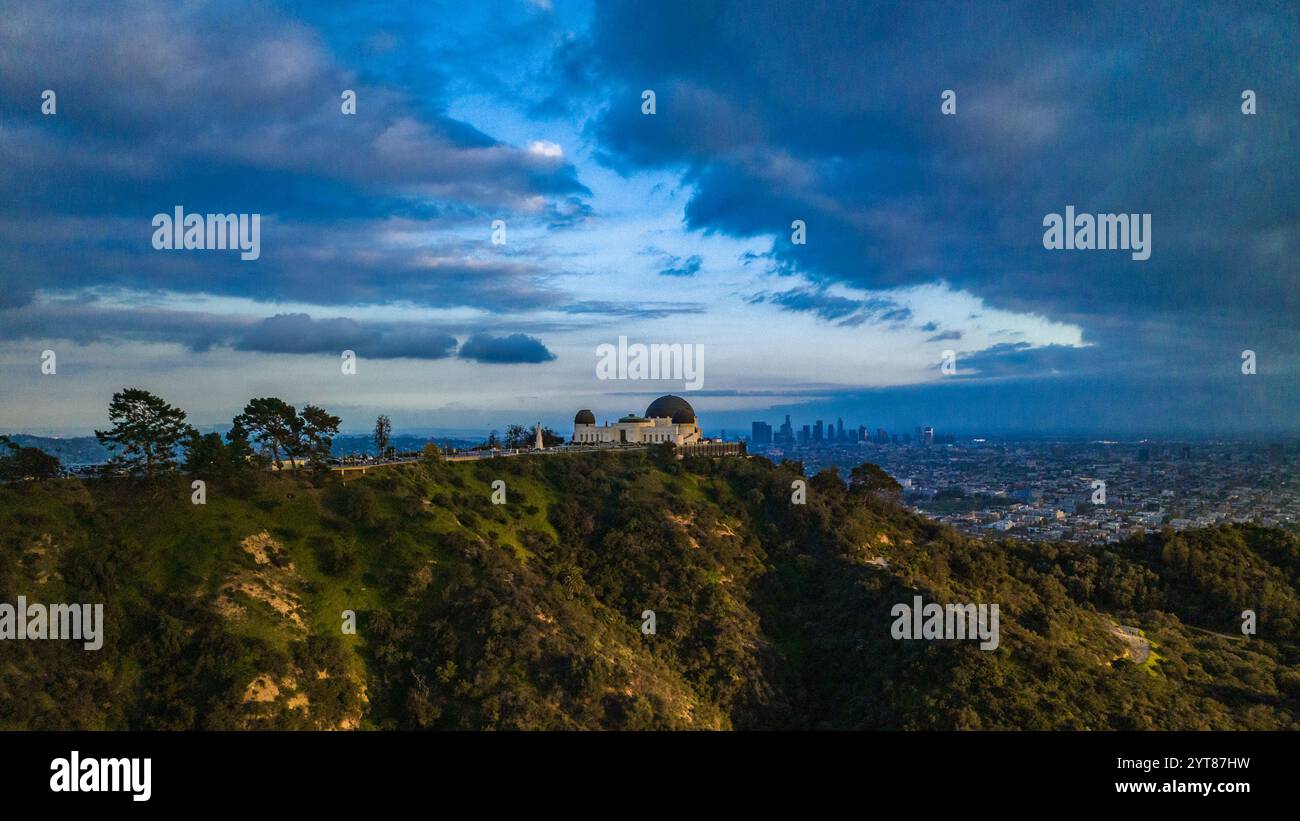 FEBRUAR 2023, LOS ANGELES, CA., USA - aus der Vogelperspektive auf das Griffith Planetarium mit Blick auf die Skyline von Los Angeles in der Ferne Stockfoto