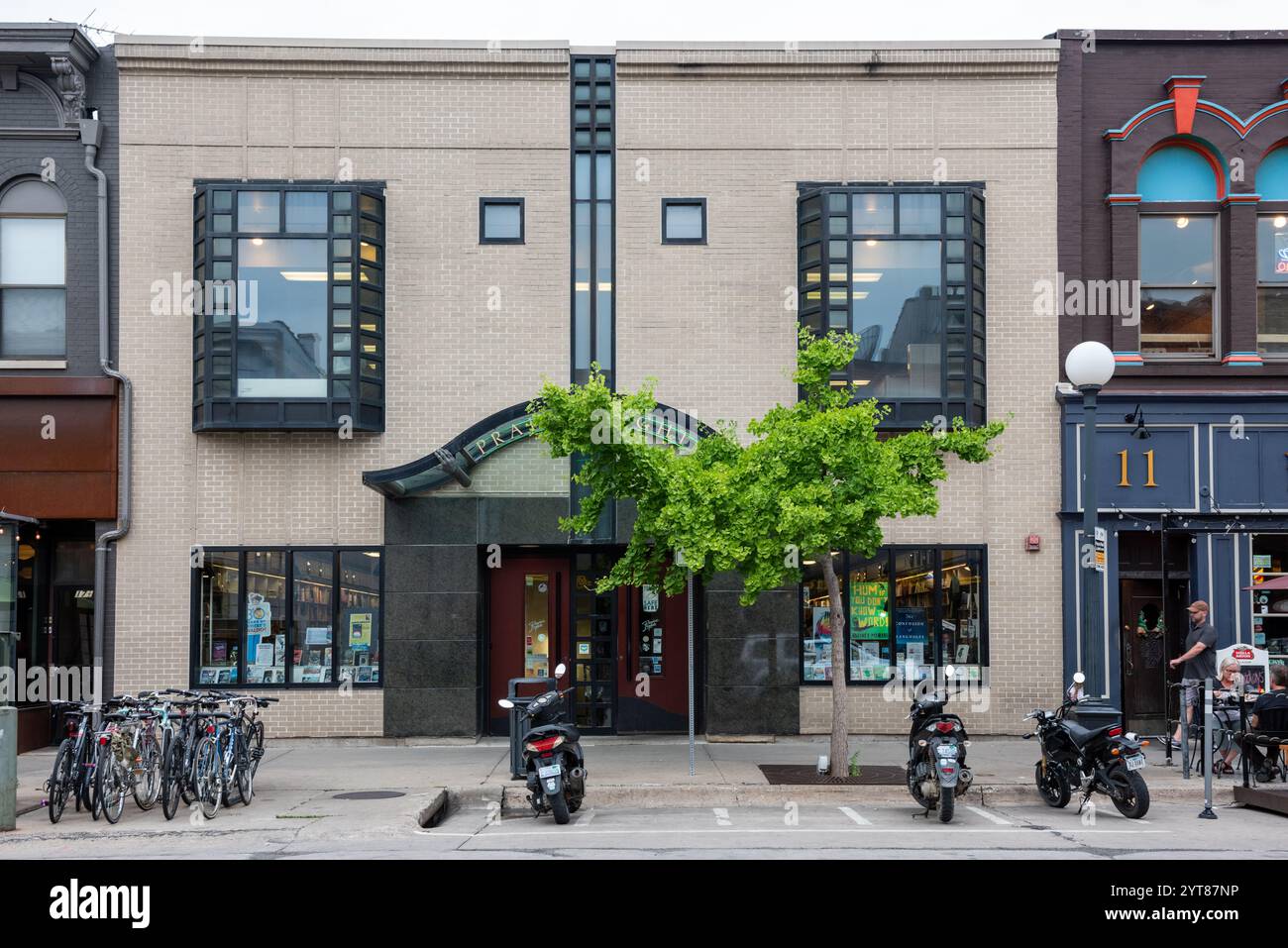 Iowa City, IA USA - 22. Juli 2017: Die Fassade des berühmten Buchhandels Prairie Lights ähnelt einem menschlichen Gesicht. Stockfoto