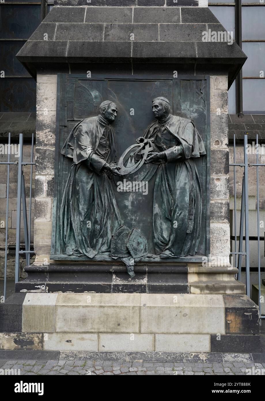 Deutschland, Nordrhein-Westfalen, Köln, Kölner Dom, Weltjugenddenkmal mit Papst Johannes Paul II. Und Benedikt XVI Stockfoto