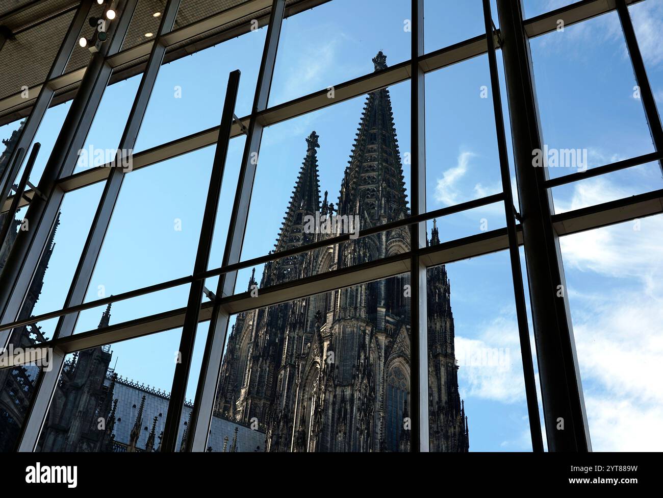 Deutschland, Nordrhein-Westfalen, Köln, Hauptbahnhof, Inside, Kölner Dom, durch das Fenster der Eingangshalle gesehen Stockfoto