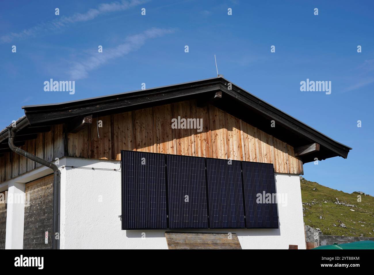 Österreich, Tirol, Deutschland, Bayern, Chiemgau, REIT im Winkl, Eggenalm, Straubinger Haus, Scheune mit Photovoltaik Stockfoto