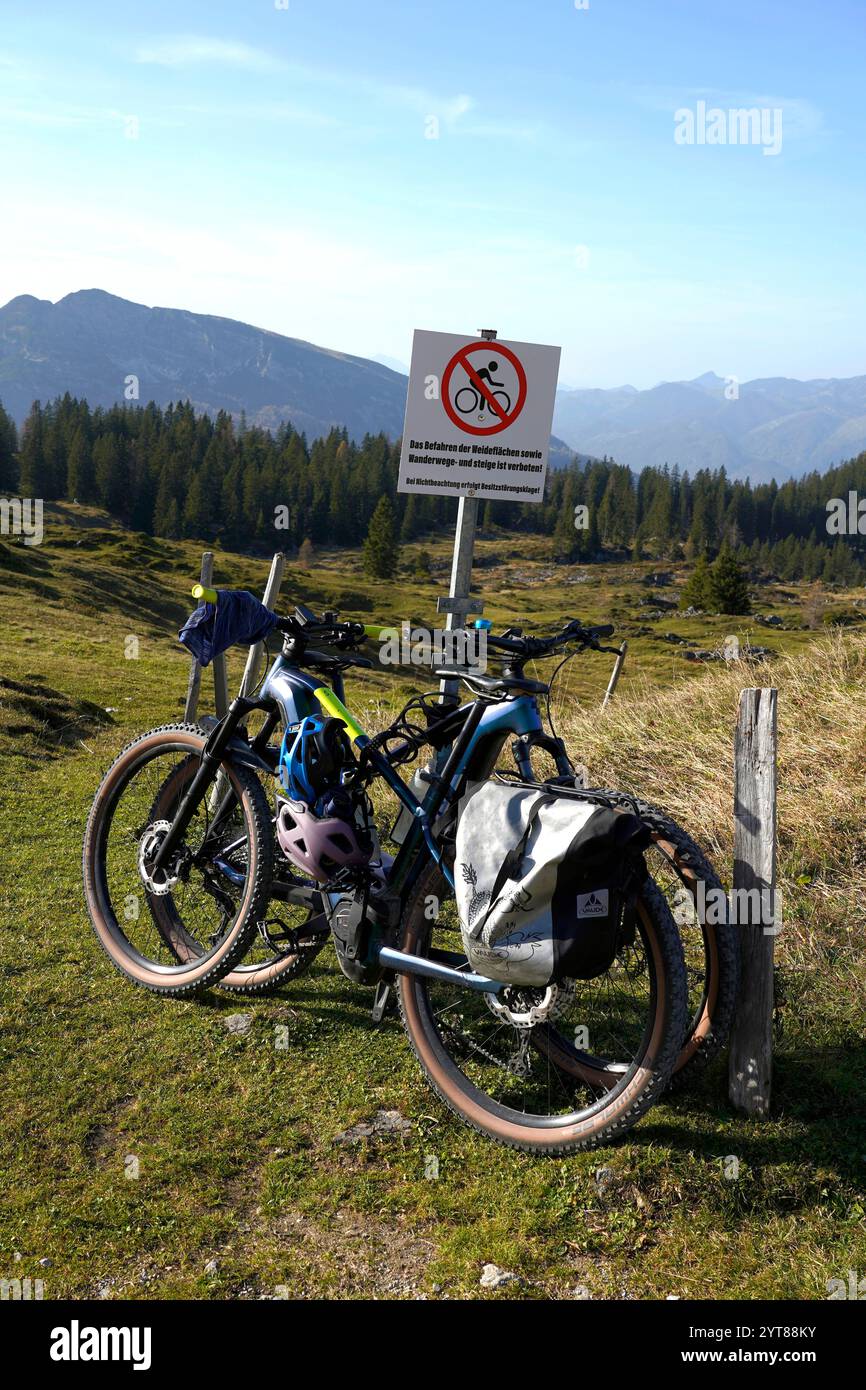 Österreich, Tirol, Deutschland, Bayern, Chiemgau, REIT im Winkl, Eggenalm, Straubinger Haus, Schild, Fahrradverbot auf Weiden und Wanderwegen, Action zum Betreten Stockfoto