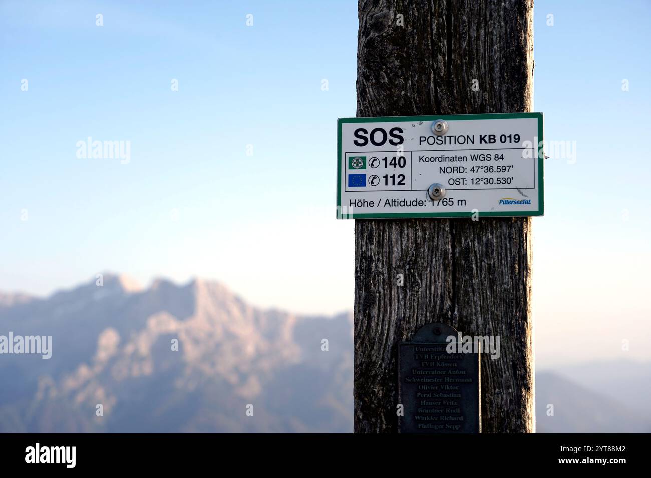 Österreich, Tirol, Chiemgau, Reit im Winkl, Eggenalm, Fellhorn, 1765m, Gipfelkreuz mit SOS-Positionsschild, Koordinaten für Bergrettung, Notfall Stockfoto