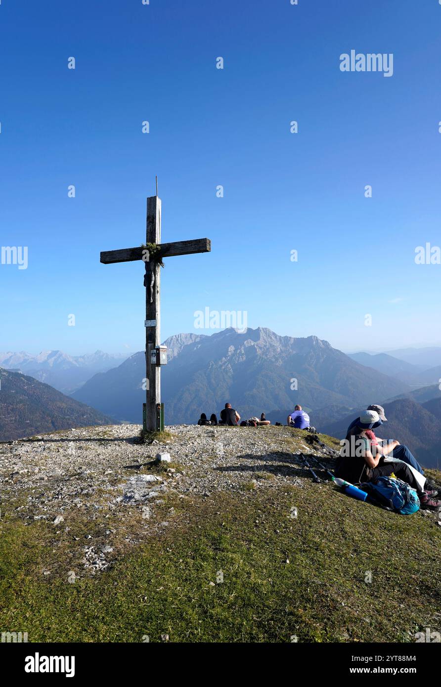 Österreich, Tirol, Deutschland, Bayern, Chiemgau, REIT im Winkl, Eggenalm, Fellhorn, 1765m, Gipfelkreuz, Loferer Steinberge dahinter Stockfoto