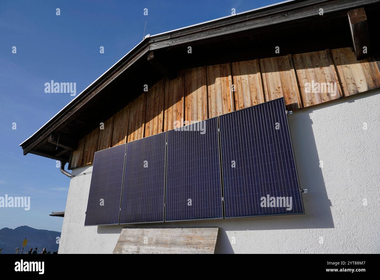 Österreich, Tirol, Deutschland, Bayern, Chiemgau, REIT im Winkl, Eggenalm, Straubinger Haus, Scheune mit Photovoltaik Stockfoto