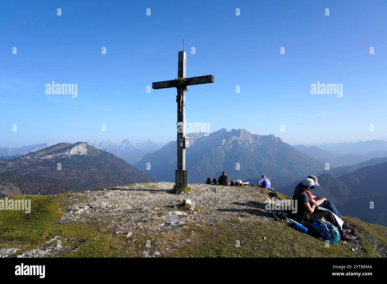 Österreich, Tirol, Deutschland, Bayern, Chiemgau, REIT im Winkl, Eggenalm, Fellhorn, 1765m, Gipfelkreuz, hinter der linken Steinplatte, rechts Loferer Steinberge Stockfoto