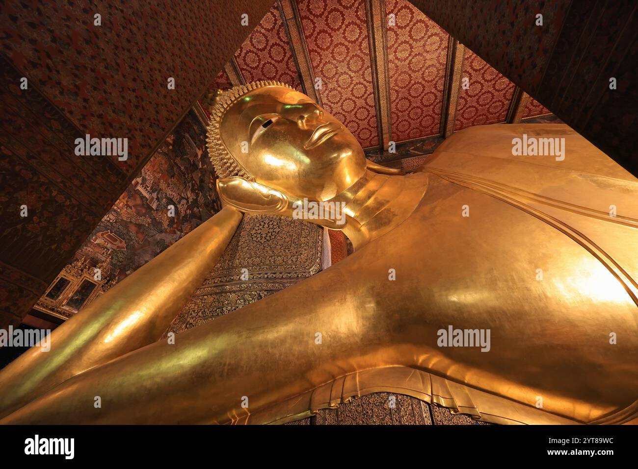 Eine Nahaufnahme des Kopfes der großen vergoldeten Statue des liegenden Buddha im Wat Pho (Tempel des liegenden Buddha) in Bangkok, Thailand Stockfoto