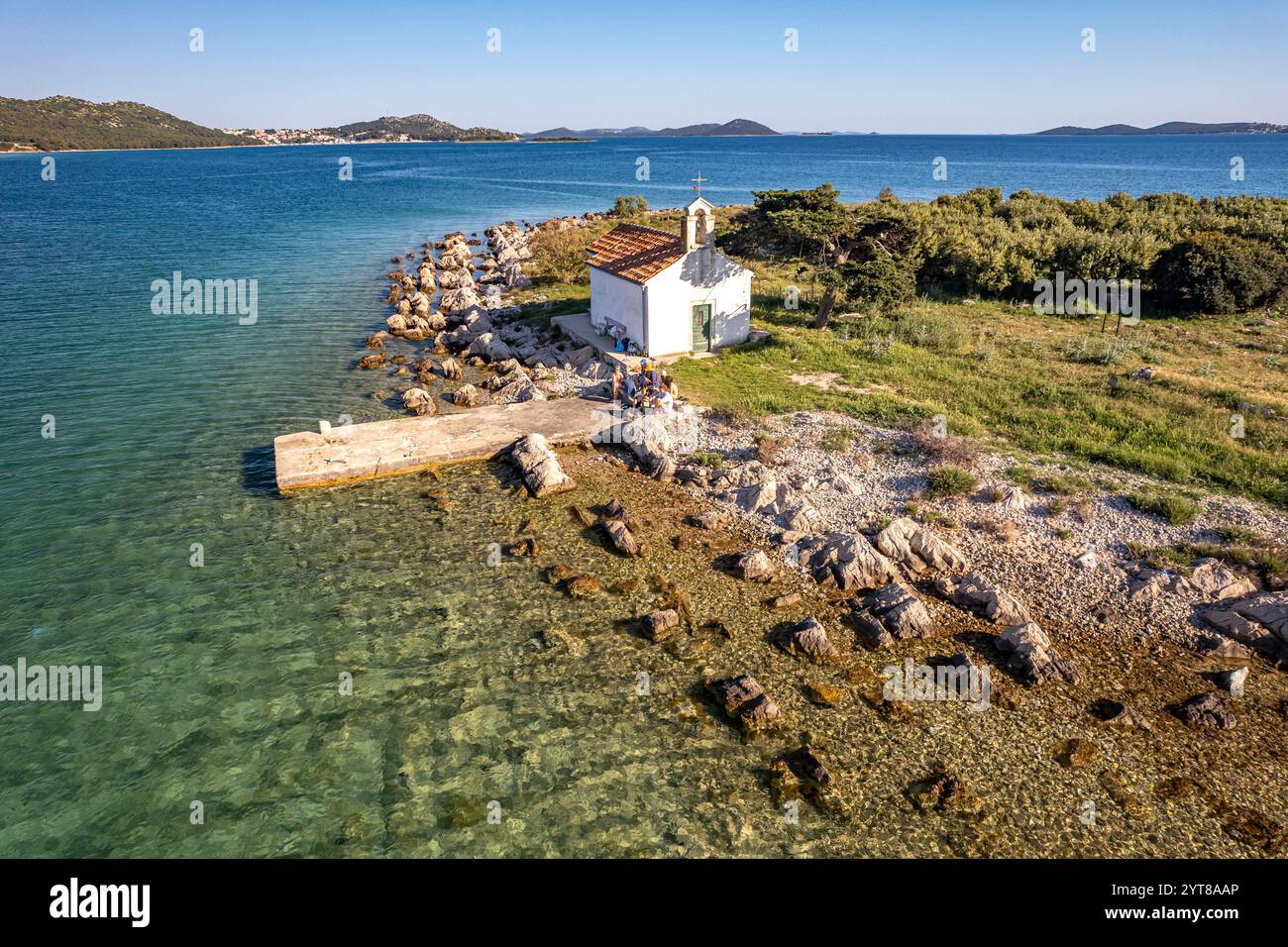 Die Insel Sveta Justina mit der Kirche St. Justina aus der Luft gesehen, Pakostane, Kroatien, Europa Stockfoto