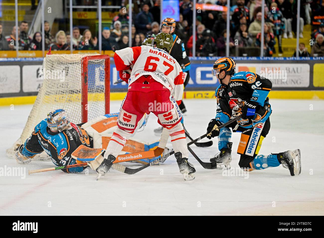 Linz, Österreich. Dezember 2024. LINZ, ÖSTERREICH - 6. DEZEMBER: Rasmus Tirronen von Steinbach Black Wings Linz, Matt Bradley von HCB Suedtirol Alperia, Christoph Tialler von Steinbach Black Wings Linz während des zweitägigen EISHOCKEY League-Spiels zwischen Steinbach Black Wings Linz und HCB Suedtirol Alperia in der Linz AG Arena am 6. Dezember 2024 in Linz, Österreich.241206 SEPA 20 064 - 20241206 PD10806 Credit: APA-PictureDesk/Alamy News Stockfoto