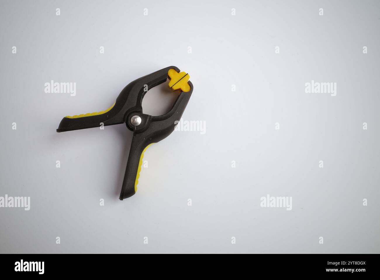 Schwarze und gelbe Kunststoffklemme auf weißem Hintergrund Stockfoto