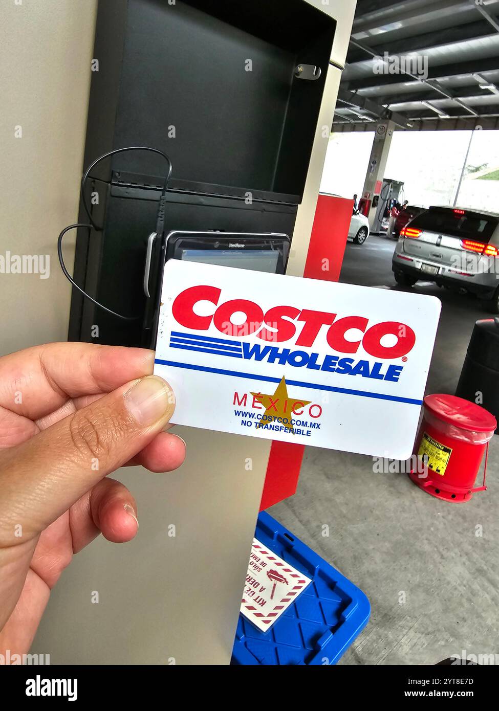 Mexikanischer Staat, Mexiko - 8. Mai 2024: Costco Tankstelle verkauft hochwertigen Kraftstoff und hilft Partnern und Kunden, indem sie die Sicherheitsvorschriften einhalten Stockfoto