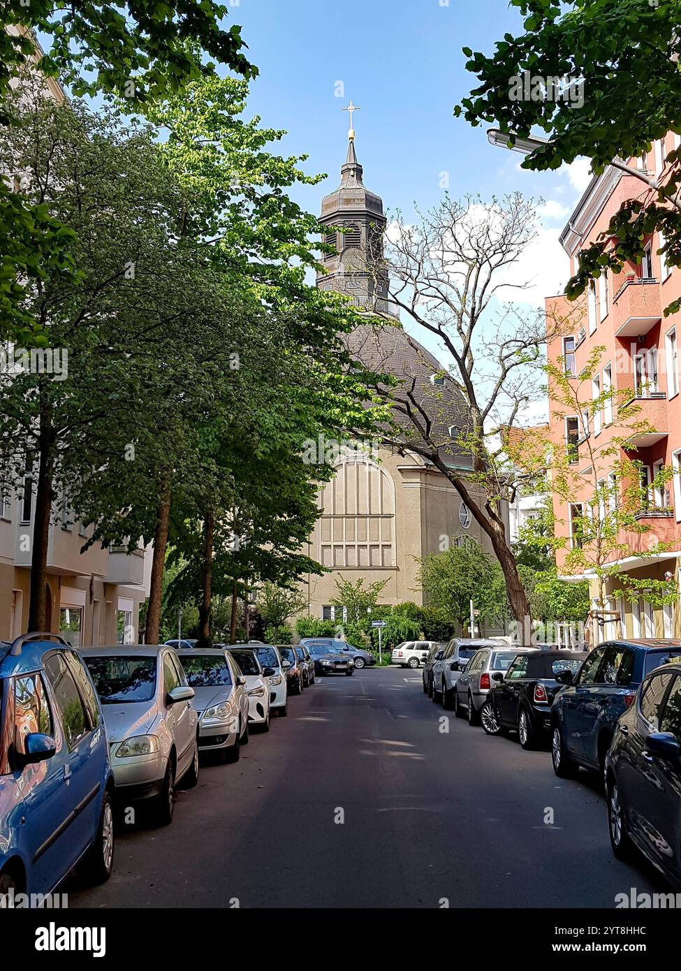 Die Königin-Luise-Gedächtniskirche am Gustav-Müller-Platz in Berlin-Schöneberg wurde zwischen 1910 und 1912 erbaut. Das achteckige Zentralgebäude im historizistischen Stil mit hoher Kuppel wurde nach der beliebten preußischen Königin Luise benannt. Stockfoto