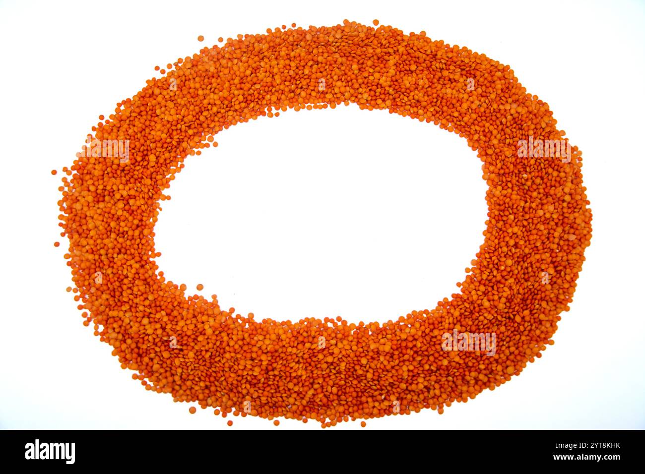Ein runder Rahmen aus hohlen roten Linsen auf weißem Hintergrund Stockfoto