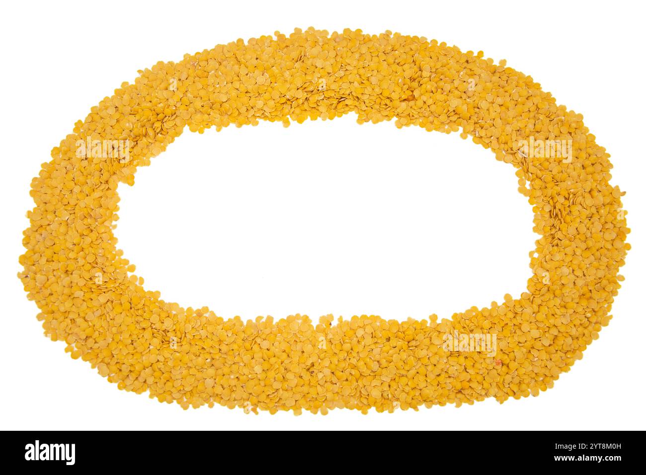 Ein runder Rahmen aus hohlgelben Linsen auf weißem Hintergrund Stockfoto