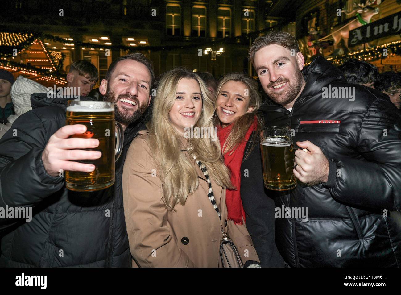 Birmingham City Centre 6. Dezember 2024 - die Nachtschwärmer besuchten das Stadtzentrum von Birmingham am Freitagabend in Weihnachtsoutfits. Mehrere wurden auf dem deutschen Markt gesehen, wie sie ein großes Glas Stein Bier genossen, während falscher Schnee von oben regnete. Viele Gruppen schlossen Büroangestellte auf ihren Weihnachtsfeiern ein, da sie ein kurzes bisschen gutes Wetter genossen, bevor sich der Himmel öffnete und Storm Darragh die Region traf. Quelle: British News und Media/Alamy Live News Stockfoto