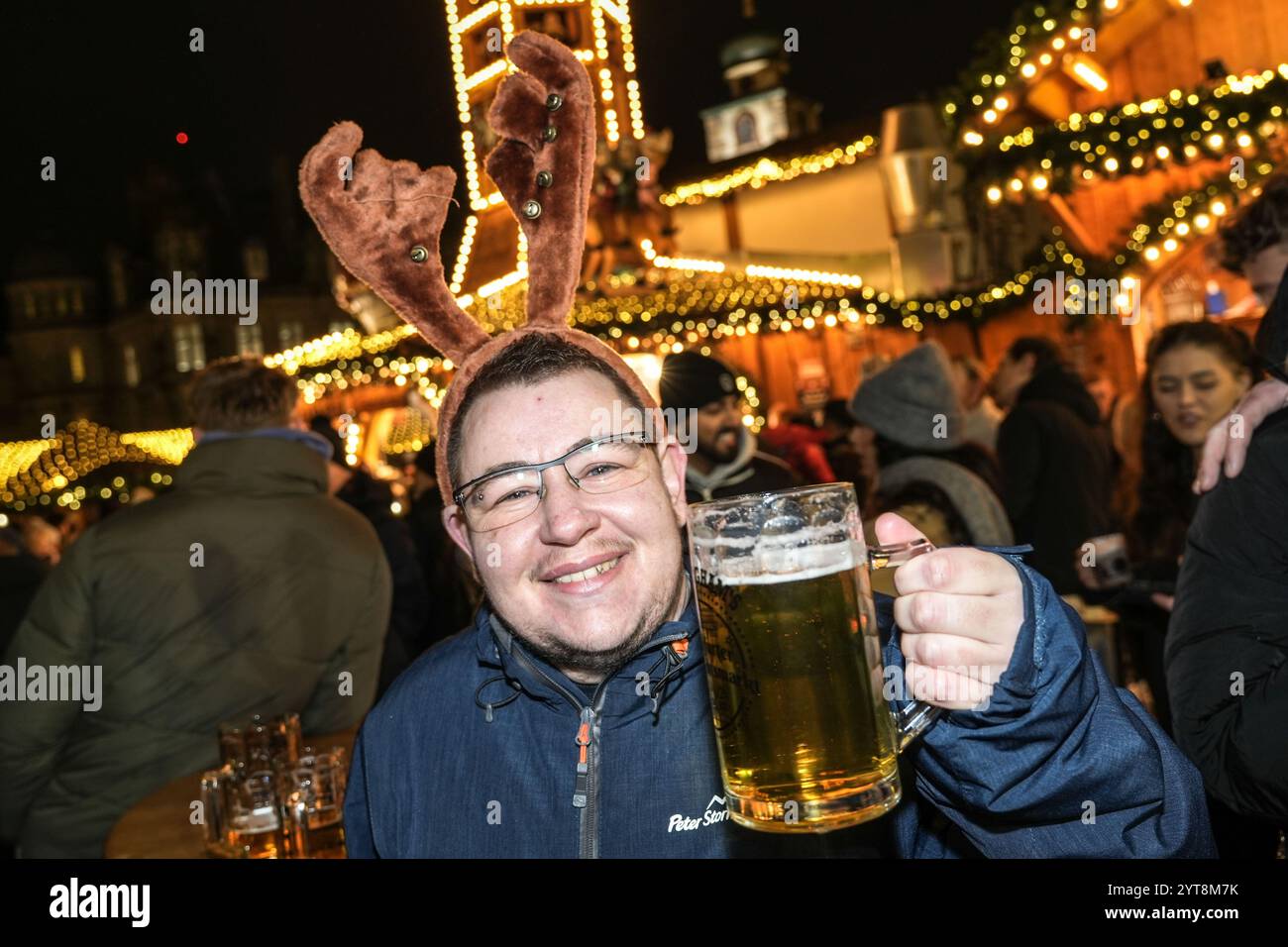 Birmingham City Centre 6. Dezember 2024 - die Nachtschwärmer besuchten das Stadtzentrum von Birmingham am Freitagabend in Weihnachtsoutfits. Mehrere wurden auf dem deutschen Markt gesehen, wie sie ein großes Glas Stein Bier genossen, während falscher Schnee von oben regnete. Viele Gruppen schlossen Büroangestellte auf ihren Weihnachtsfeiern ein, da sie ein kurzes bisschen gutes Wetter genossen, bevor sich der Himmel öffnete und Storm Darragh die Region traf. Quelle: British News und Media/Alamy Live News Stockfoto