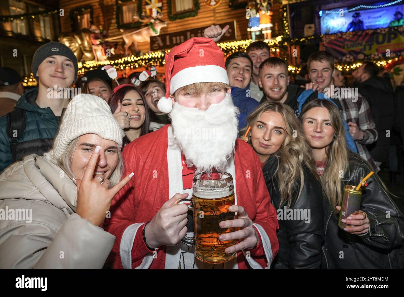 Birmingham City Centre 6. Dezember 2024 - die Nachtschwärmer besuchten das Stadtzentrum von Birmingham am Freitagabend in Weihnachtsoutfits. Mehrere wurden auf dem deutschen Markt gesehen, wie sie ein großes Glas Stein Bier genossen, während falscher Schnee von oben regnete. Viele Gruppen schlossen Büroangestellte auf ihren Weihnachtsfeiern ein, da sie ein kurzes bisschen gutes Wetter genossen, bevor sich der Himmel öffnete und Storm Darragh die Region traf. Quelle: British News und Media/Alamy Live News Stockfoto