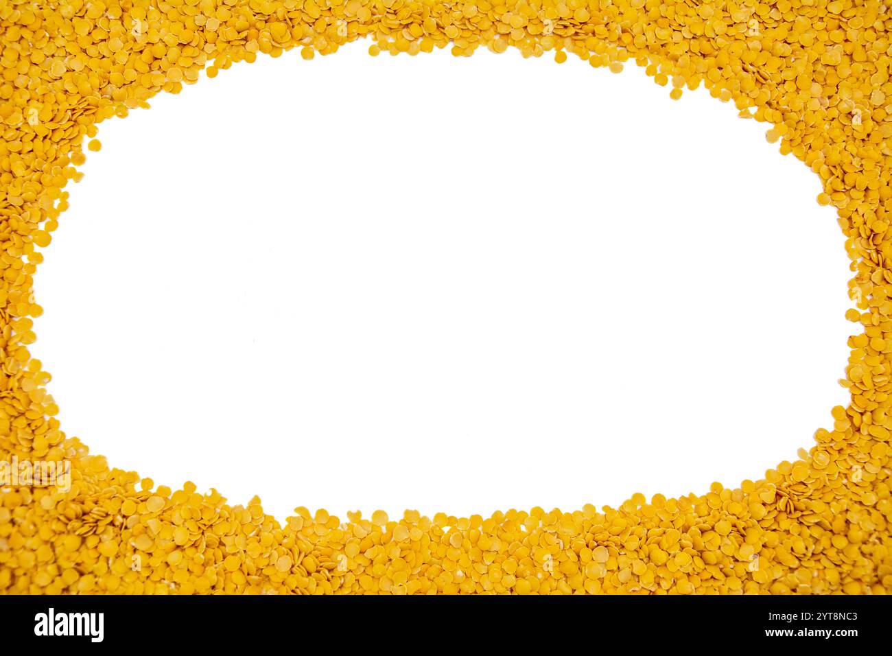 Eine weiße runde Hohlfläche, umgeben von gelben Linsen. Stockfoto