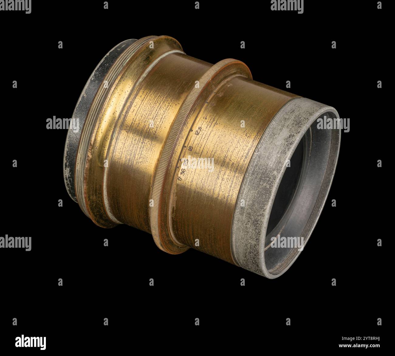 Historisches Kameraobjektiv mit schwarzer Rückseite Stockfoto