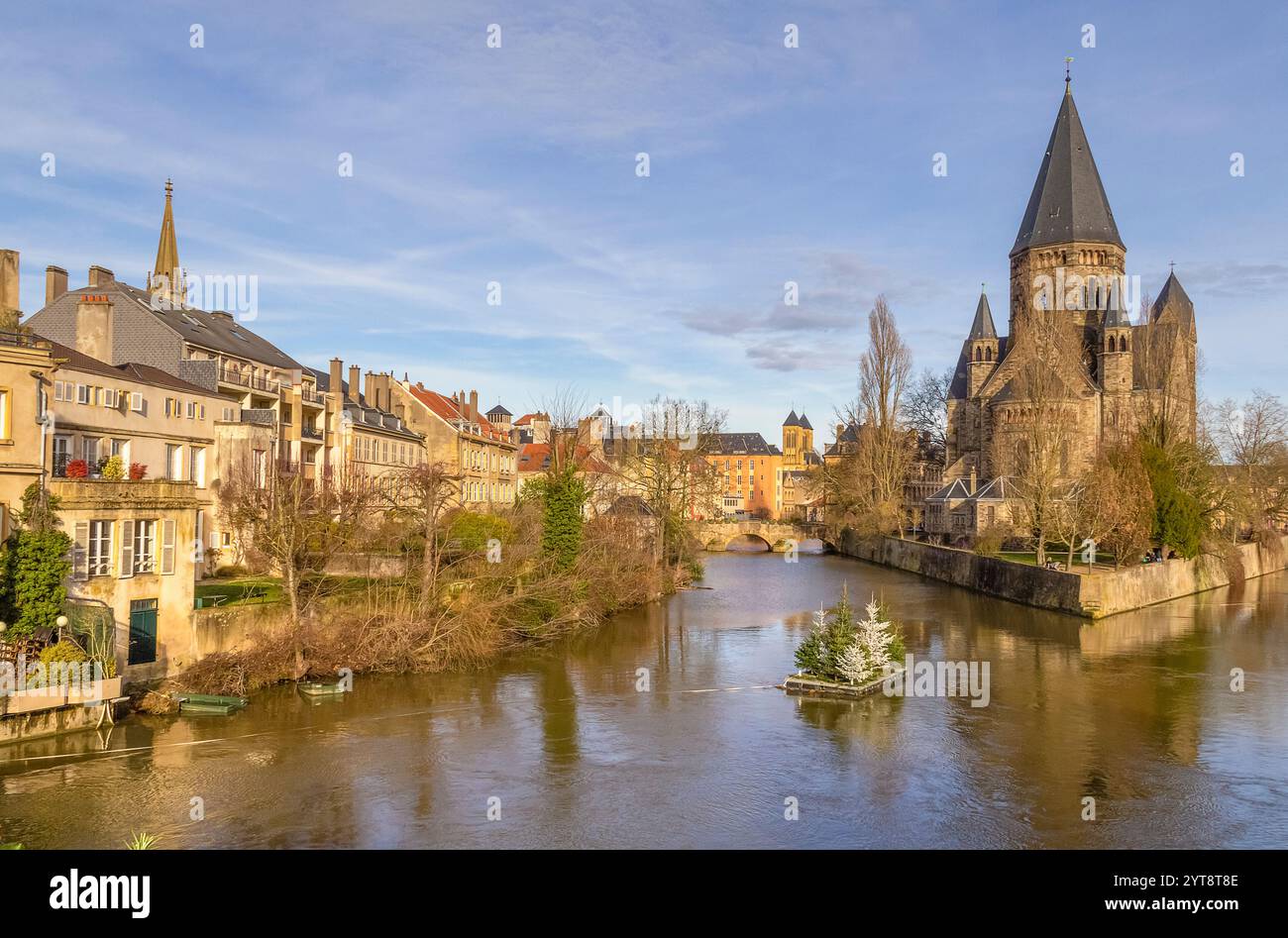 Abendliche Kulisse rund um den Tempel Neuf, eine protestantische Kirche in Metz in Frankreich Stockfoto