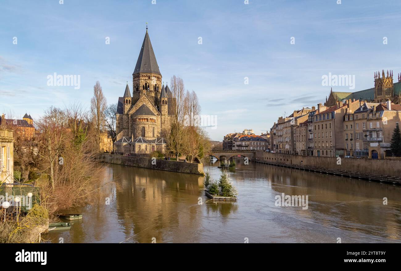 Abendliche Kulisse rund um den Tempel Neuf, eine protestantische Kirche in Metz in Frankreich Stockfoto