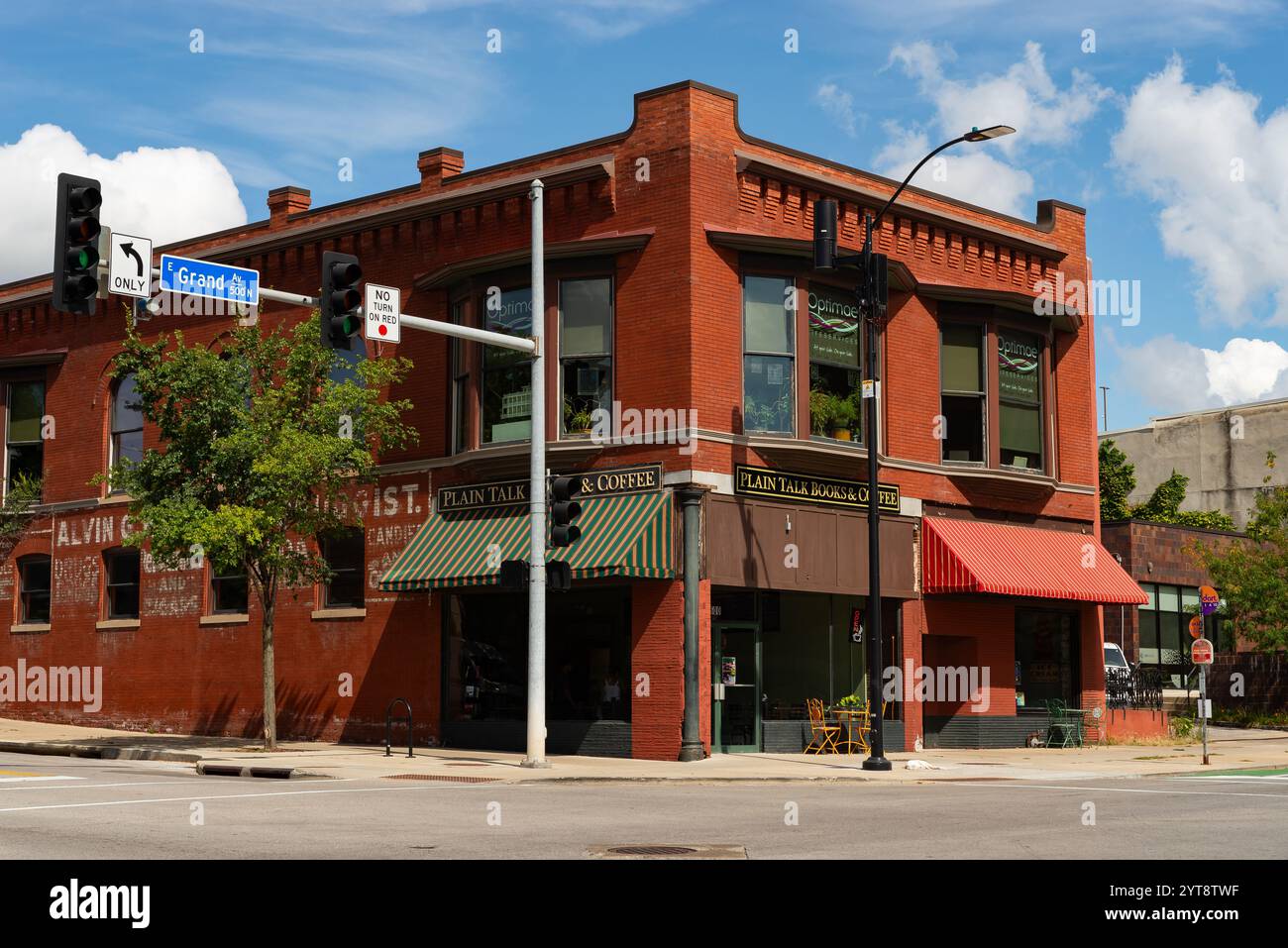 Des Moines, Iowa - USA - 16. September 2024: Gebäude in der Innenstadt im East Village an einem sonnigen Sommernachmittag. Stockfoto