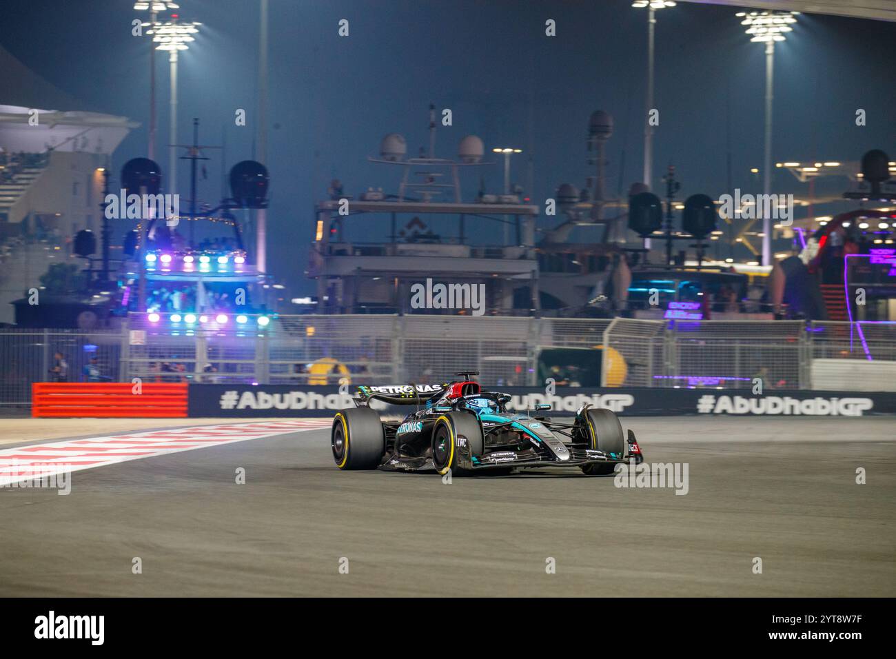 Yas Marina, Abu Dhabi. Dezember 2024. George Russell (GBR) - Mercedes-AMG PETRONAS F1 Team - Mercedes W15 - Mercedes E Performance während der Freitagssitzung der Formel 1 Etihad Airways Abu Dhabi Grand Prix 2024, Yas Marina, Abu Dhabi 6-8 Dezember 2024 Credit: Alessio de Marco/Alamy Live News Stockfoto