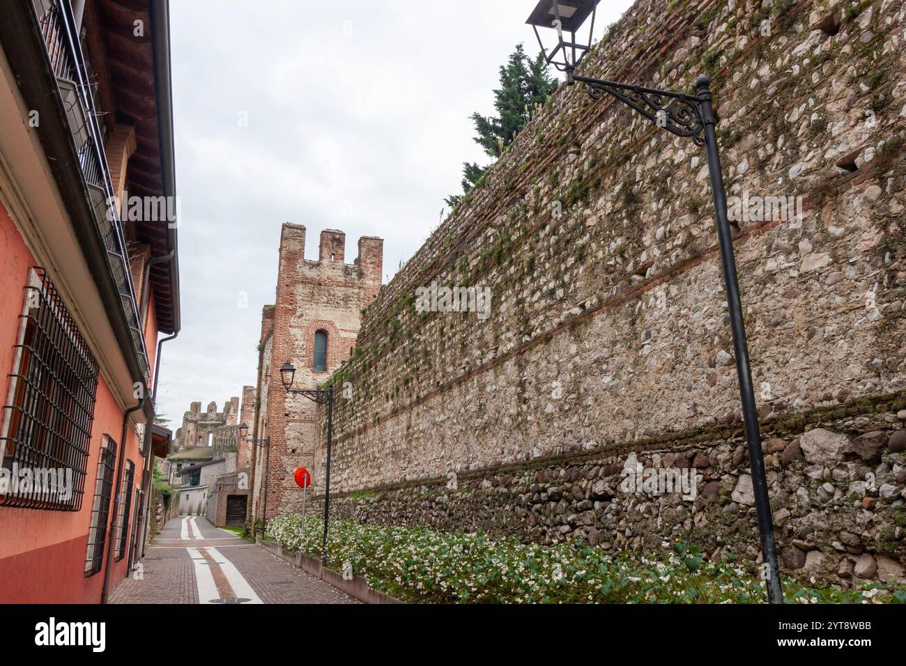 Enge Straße in der Stadt Lazise am Gardasee, Italien Stockfoto