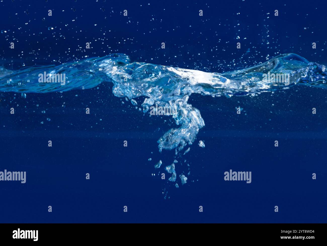 Wellige Wasseroberfläche in blauem Ambiente Stockfoto