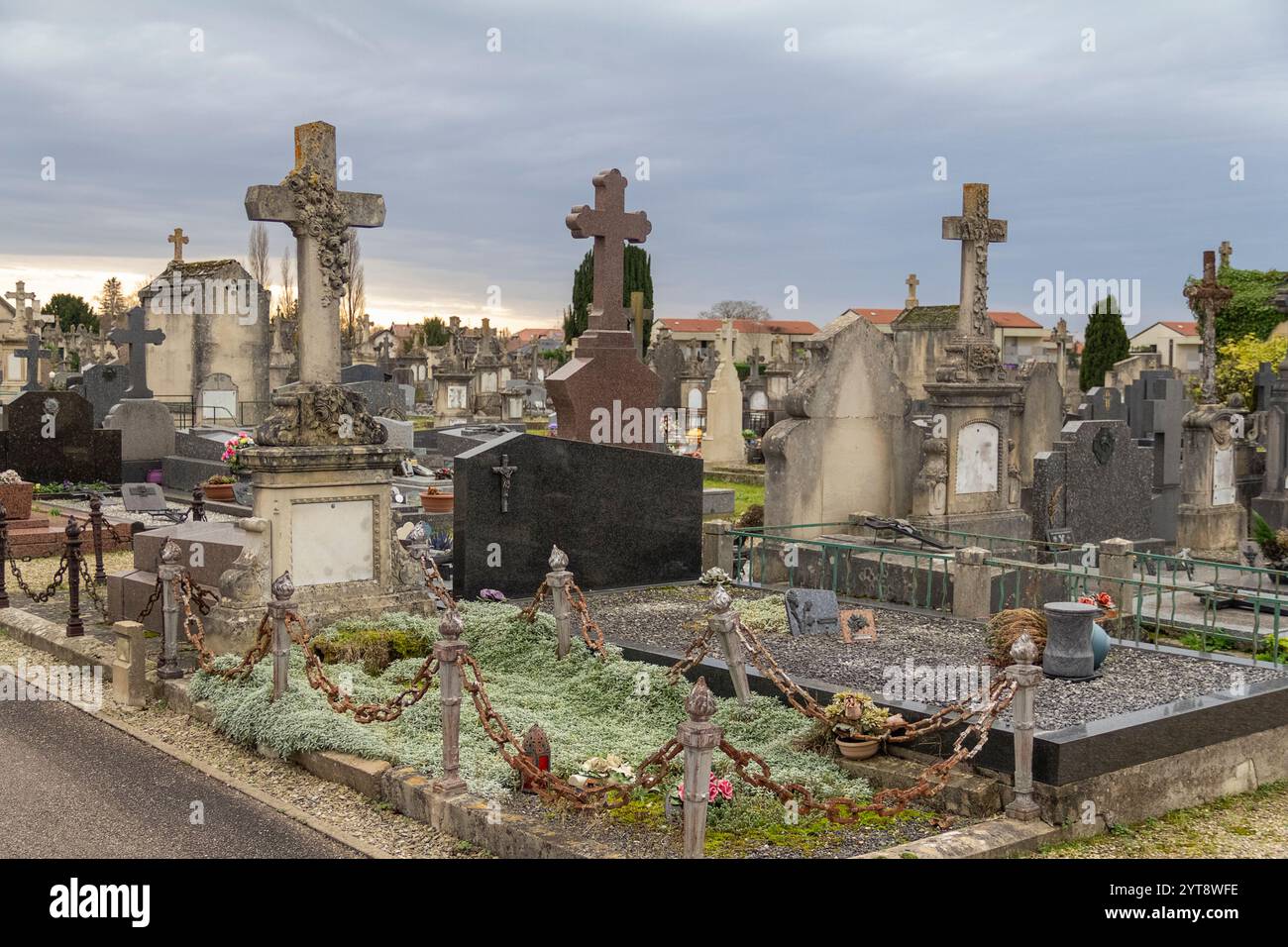 Impressionen auf dem Friedhof in Verdun, einer Großstadt im Département Maas in Grand Est, Nordostfrankreich. Sie ist bekannt dafür, dass sie einer großen Schlacht im Ersten Weltkrieg ihren Namen gab. Stockfoto