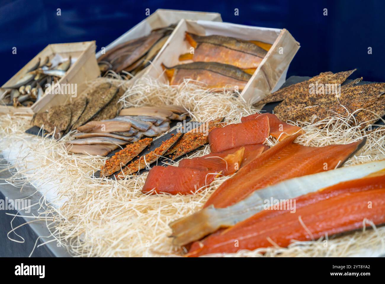 Verschiedene Räucherfische aus der Normandie in Nordfrankreich Stockfoto