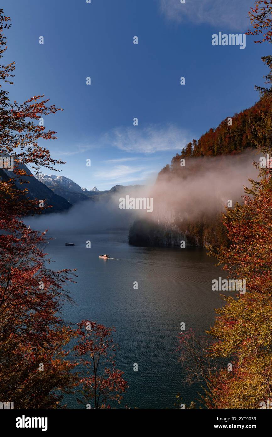 Morgennebel im Herbst über dem Königssee im Berchtesgadener Land, Bayern. Stockfoto