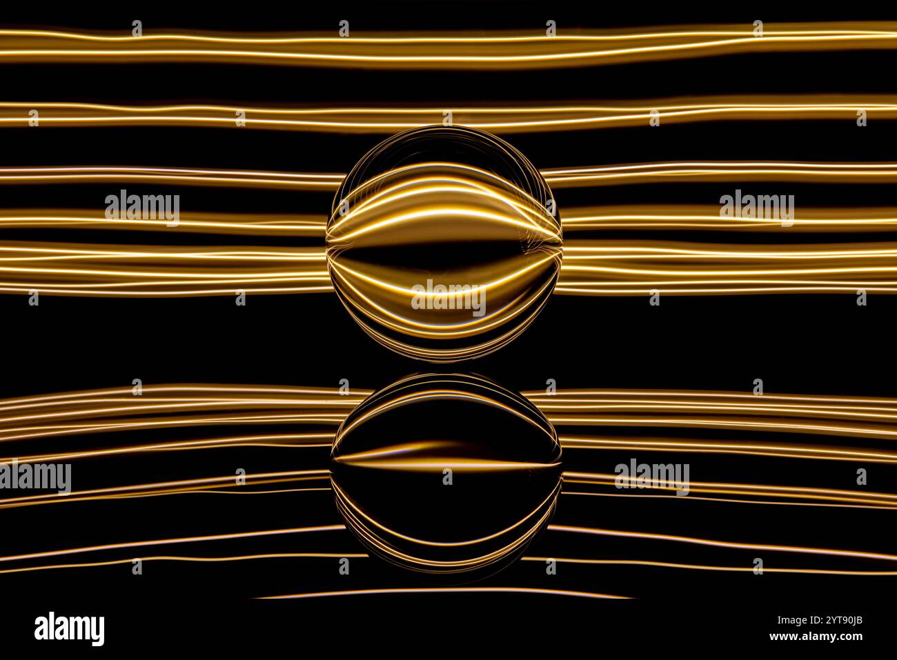 Glaskugelfotografie mit Lichtmalerei Stockfoto