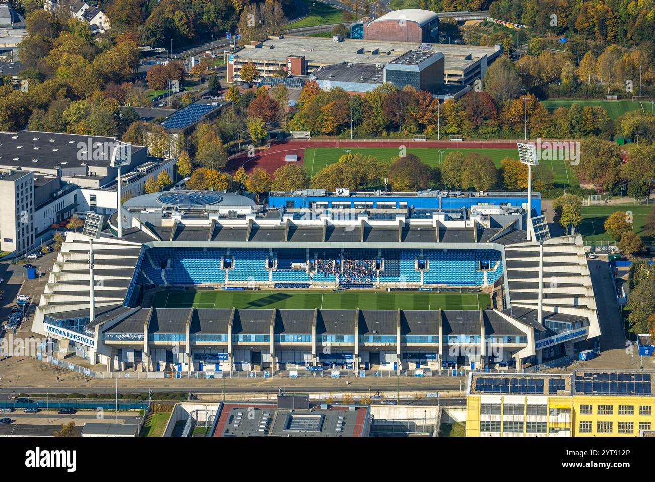 Luftaufnahme, Vonovia Ruhrstadion und Bundesligastadion des VfL Bochum 1848, Tribüne und verstreute Zuschauer, Grumme, Bochum, Ruhr A Stockfoto