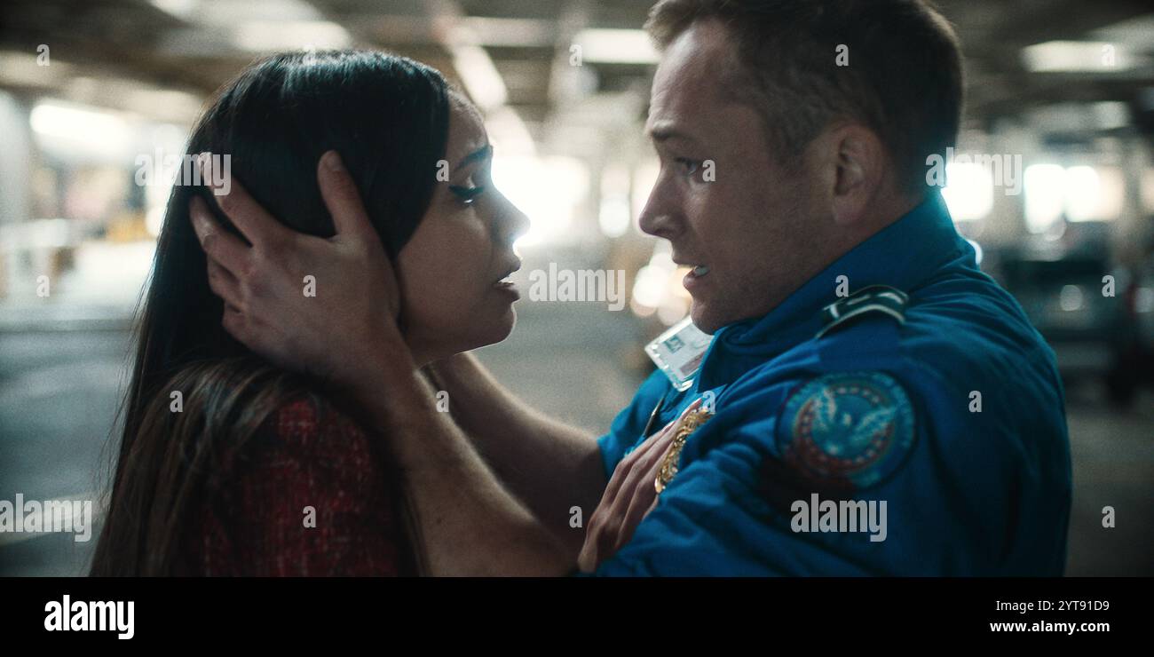 ERSCHEINUNGSDATUM: 13. Dezember 2024. TITEL: Handgepäck. STUDIO: Netflix. DIREKTOR: Jaume Collet-Serra. PLOT: Ein mysteriöser Reisender erpresst einen jungen TSA-Agenten, damit er ein gefährliches Paket durch die Sicherheitskontrolle und auf einen Flug am Weihnachtsfeiertag rutschen lässt. DIE HAUPTROLLEN sind SOFIA CARSON als Nora Parisi, TARON EGERTON als Ethan Kopek. (Credit Image: © Netflix/Entertainment Pictures/ZUMAPRESS.com) NUR REDAKTIONELLE VERWENDUNG! Nicht für kommerzielle ZWECKE! Stockfoto